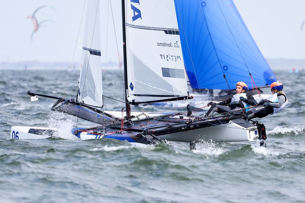 Aanvallen met Laila van der Meer en Bjarne Bouwer (foto World Sailing)